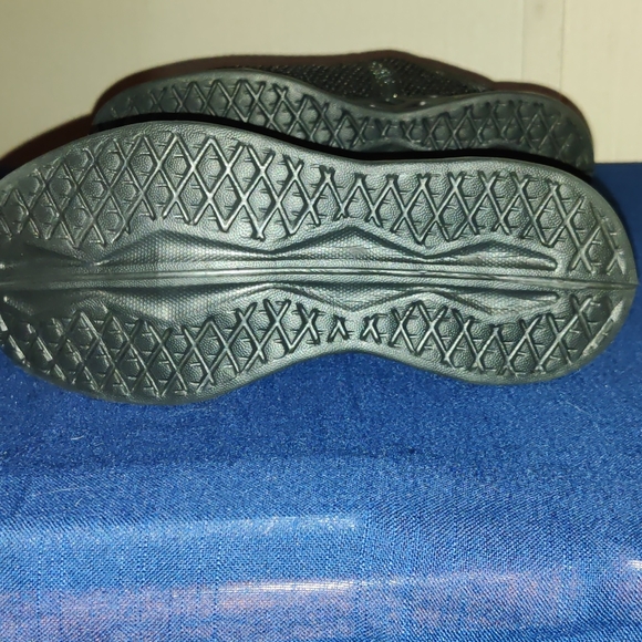 ***Unisex Black Sneakers 13 Toddlers - Picture 5 of 5